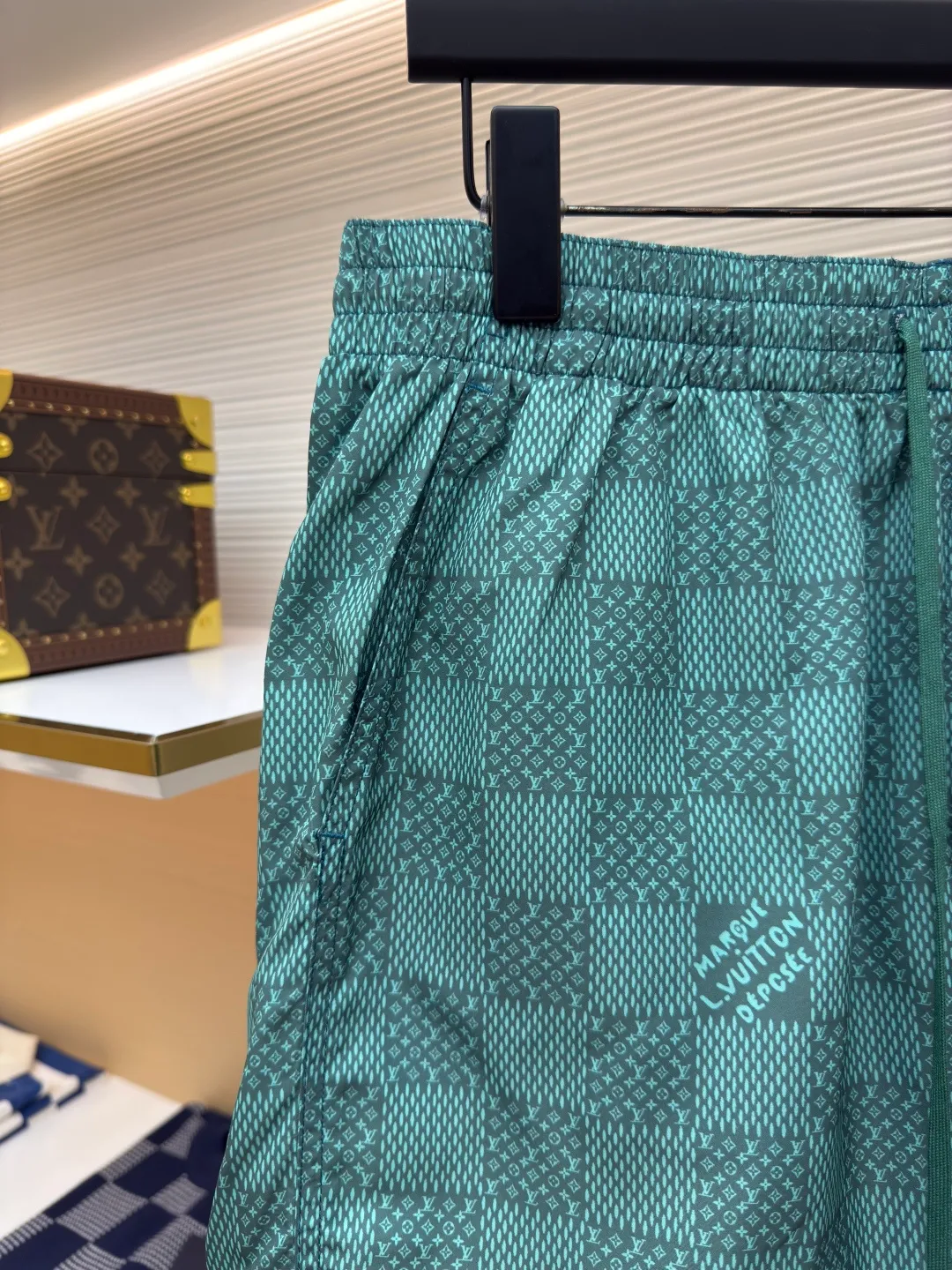 LOUIS VUITTON Printed Beach Pants Chess ●Authentic: Purchased and developed at 6950 ●Item No.: 1680015-A65 ●Fabric: nylon fabric ●Technology: Printing ●Version: Fitted version ●Weight: about 168 grams ●Size: The L.Vuitton déposé logo is integrated into the checkered pattern and can be paired with a matching T-shirt or for a casual look. It features a standard fit, all-over Damier Monogram print, drawstring elastic waist and side pockets. Cut and sew the flower position to restore the pattern effect. The overall wiring is straight and delicate, the fabric is comfortable and soft, and the color is consistent without color difference. It can be matched with the same style to create a fashionable look and control various occasions. Customized accessories, complete with three standards, same style for men and women!